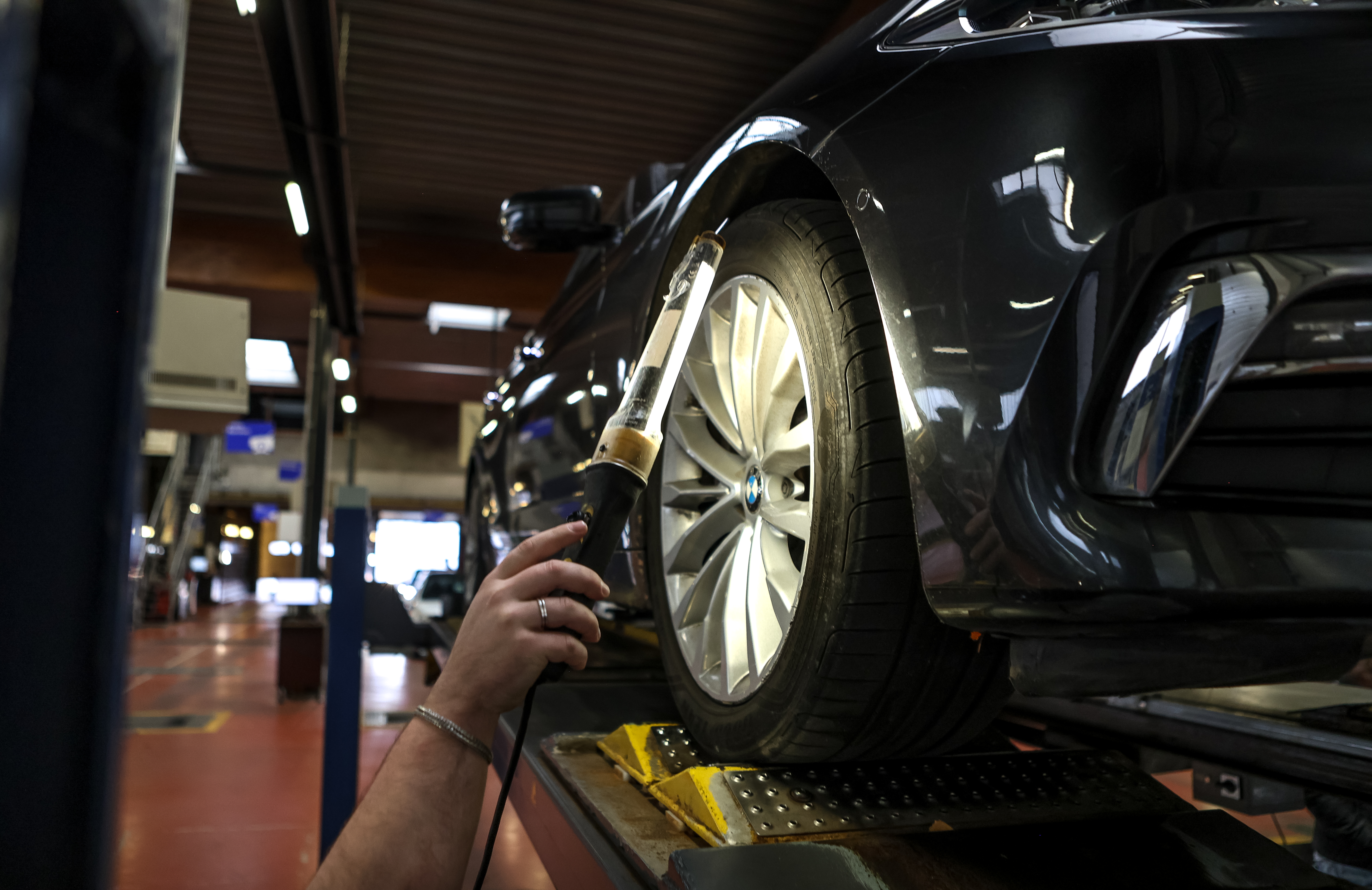 Voertuigen die wachten bij een autokeuringsstation