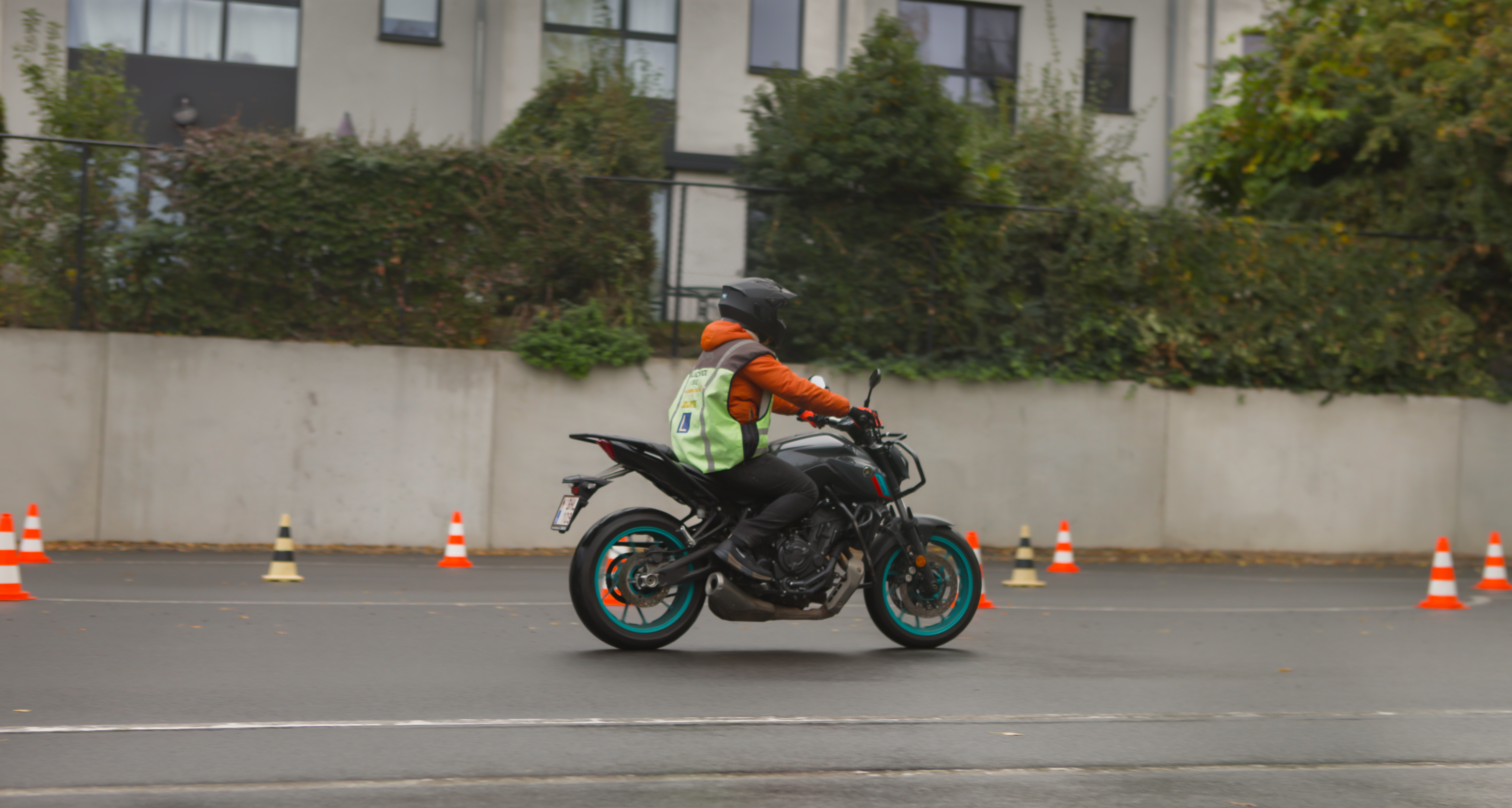 Candidat passant un examen pratique du permis de conduire à moto